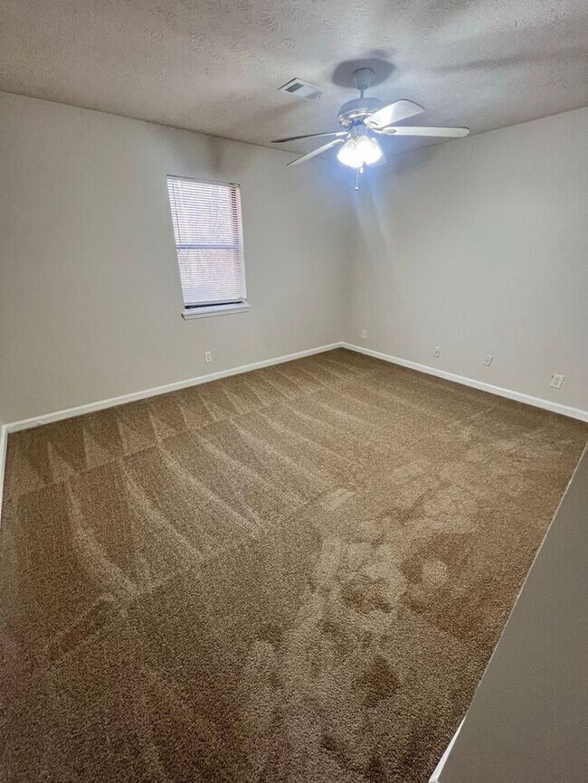 Building Photo - Beautiful 2 bedroom 2 bathroom ranch duplex Now Ready!