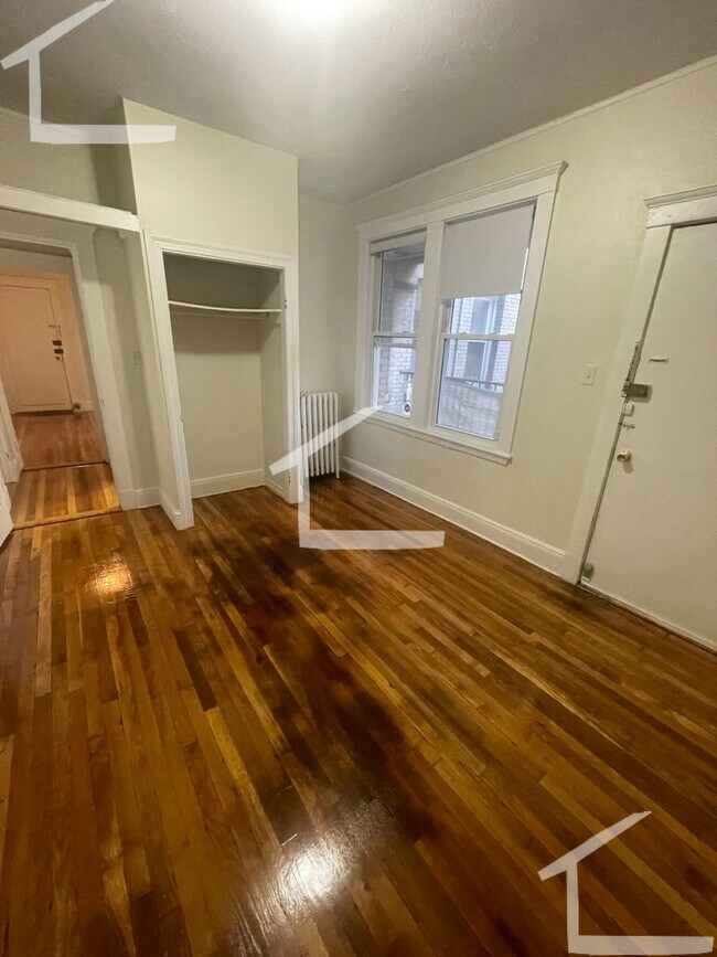 Building Photo - Avl NOW - No Fee! Split-style 2BR on Green...