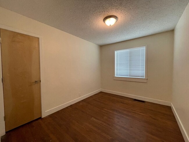 Building Photo - $0 DEPOSIT OPTION! 3 BED/2 BATH IN DELMAR PARKWAY