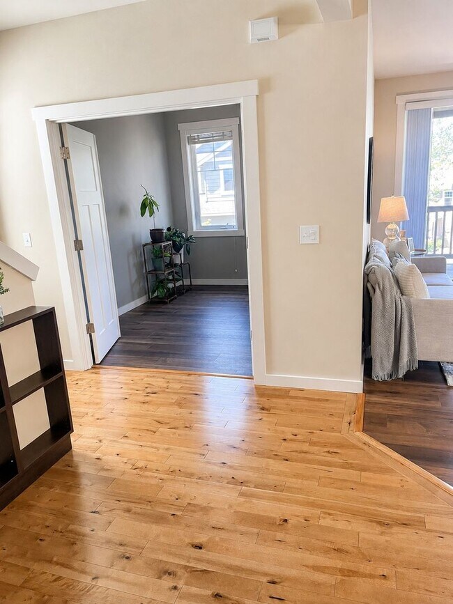 Building Photo - 3bd/2.5ba Lynnwood Townhome
