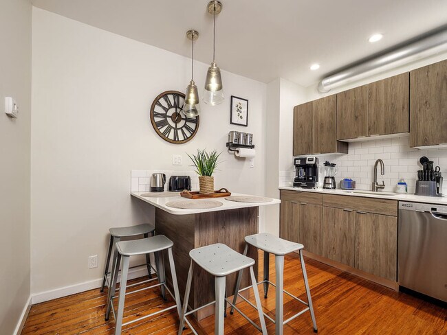 Building Photo - 219 Vine St