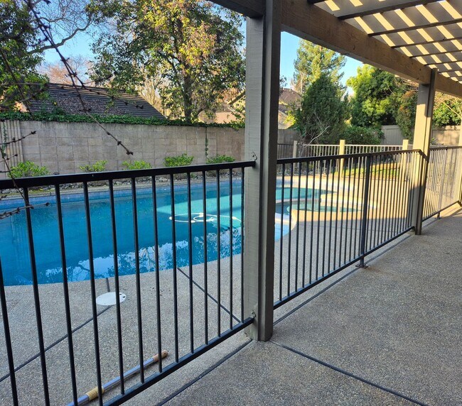 Building Photo - Beautiful  4 bedroom 2.5 bath with loft & Pool