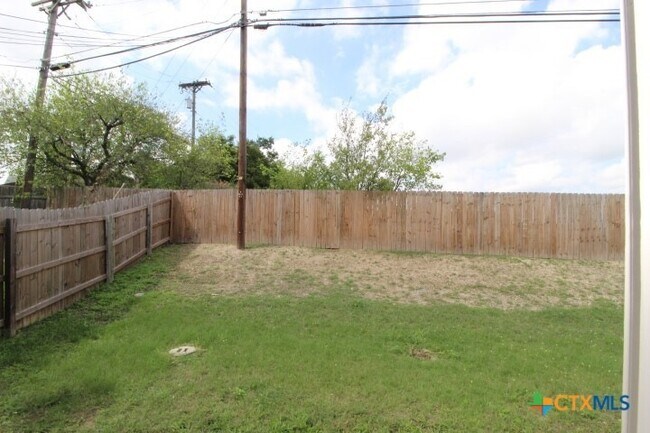 Building Photo - 2412 Skylark Cir