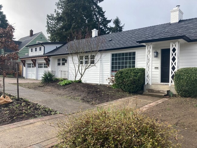 Building Photo - Fully Renovated 4 Bed Home w/ Fenced Backyard, W/D's in Unit.