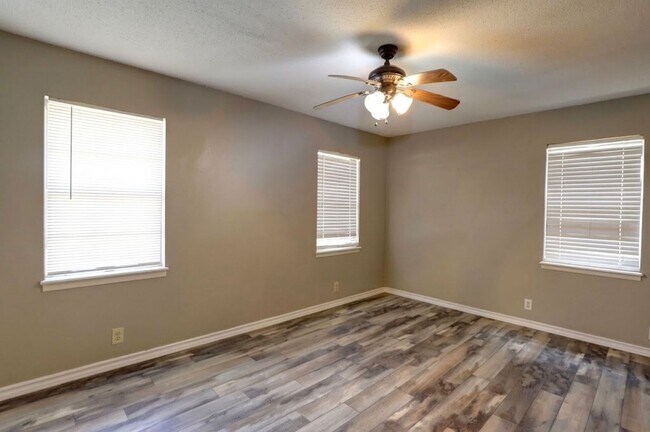 Building Photo - 711 Hillview St
