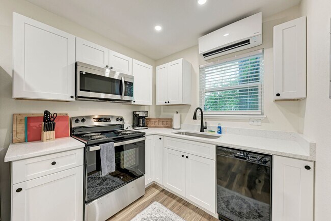 Building Photo - For Lease – Fully Furnished Studio Near UT