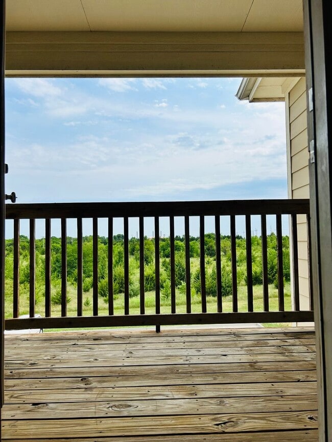 Building Photo - Large 3 Bedroom Apartment, Great Location!