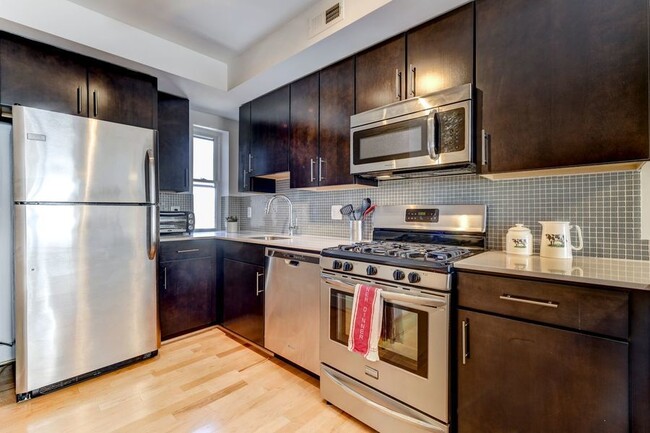 Building Photo - Lovely 1 Bedroom in Columbia Heights - A f...