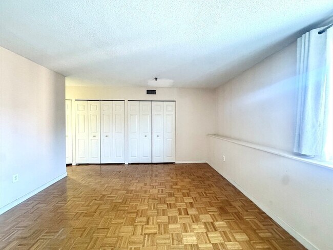 Building Photo - 147 Kelton St