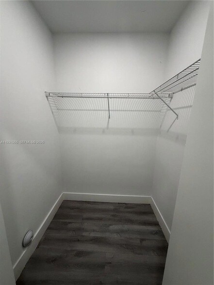 Building Photo - 853 E 24th St