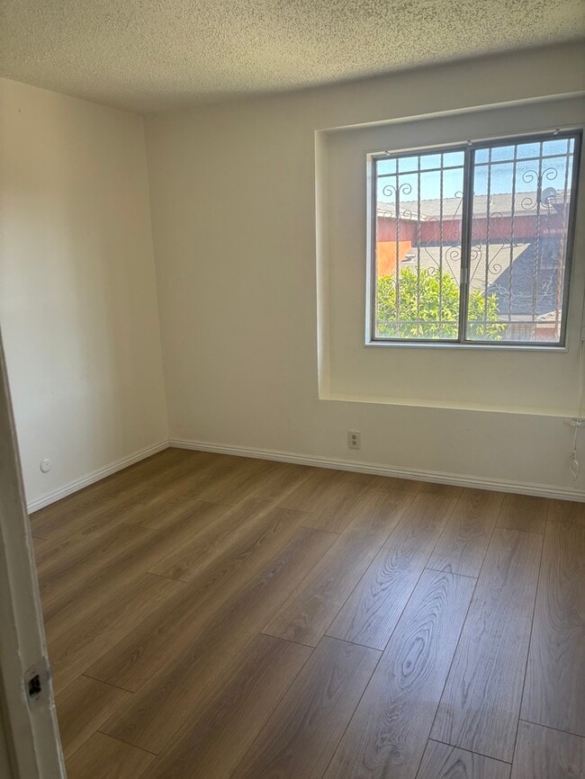 Building Photo - Pet-Friendly Spacious 4-Bedroom Condo in G...