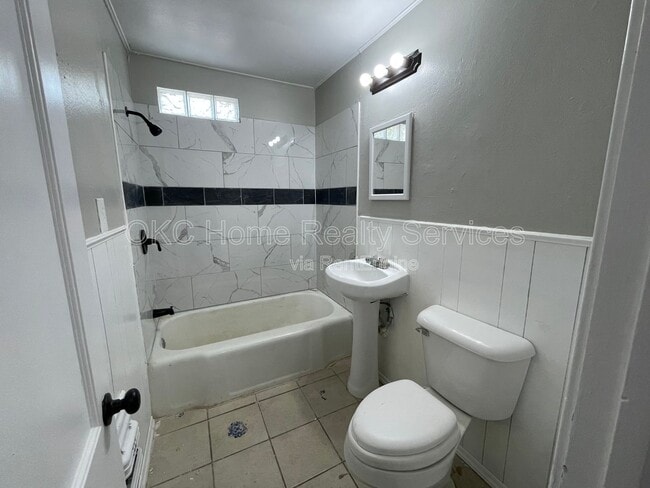 Building Photo - 1304 NW 99th St