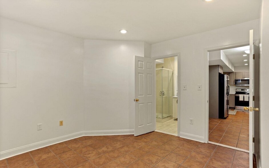 Living room - 650 Newton Pl NW