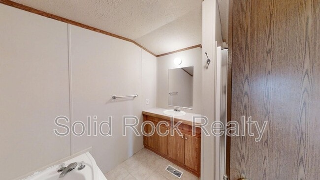 Building Photo - 9835 N Log Rd