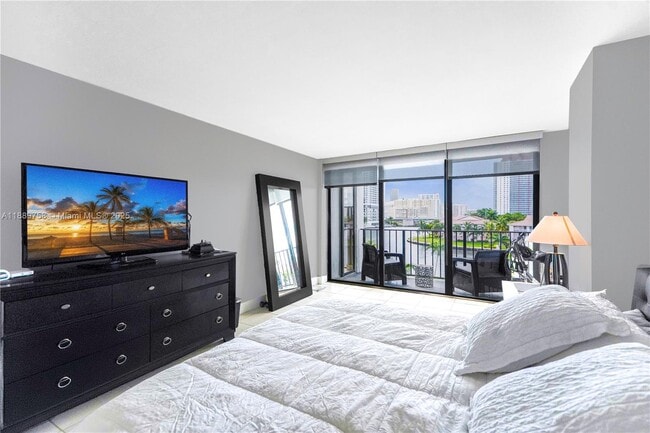 Building Photo - 200 Leslie Dr