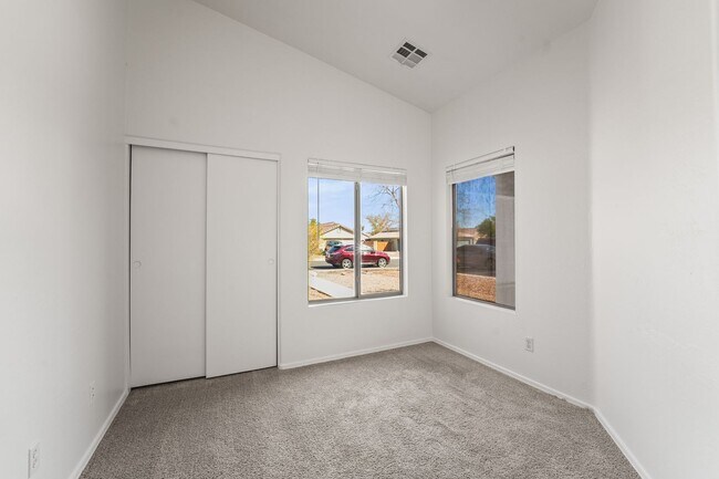 Building Photo - Prime Surprise Location | 3 Bed, Low-Maintenance Yard + Amenities