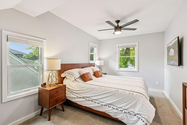 Building Photo - 3040 Hampshire Ave S