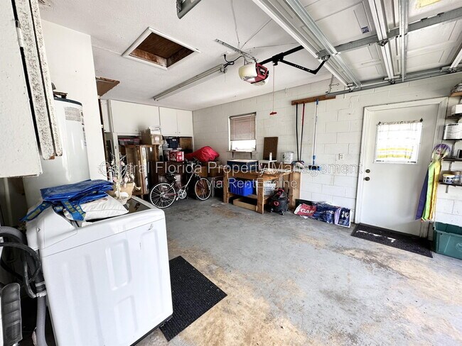 Building Photo - 3137 Thistlehill Dr