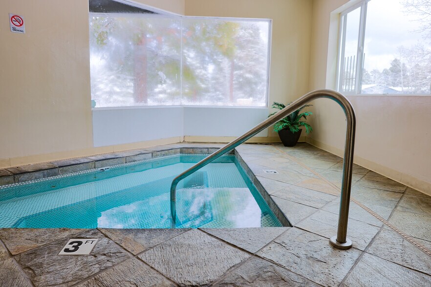 Hot tub - 1385 W University Ave
