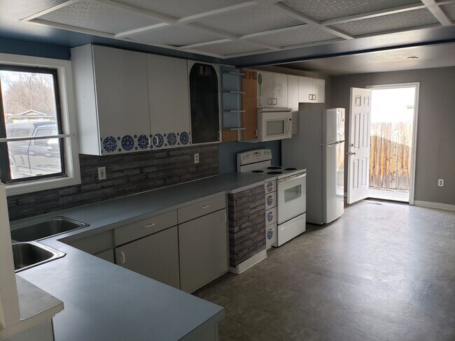 Building Photo - Available NOW - North End 3 bed 2 bath with a Fenced Yard