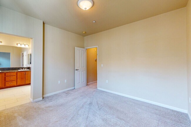 Building Photo - Town House Near Downtown Pleasanton  3 Bed...