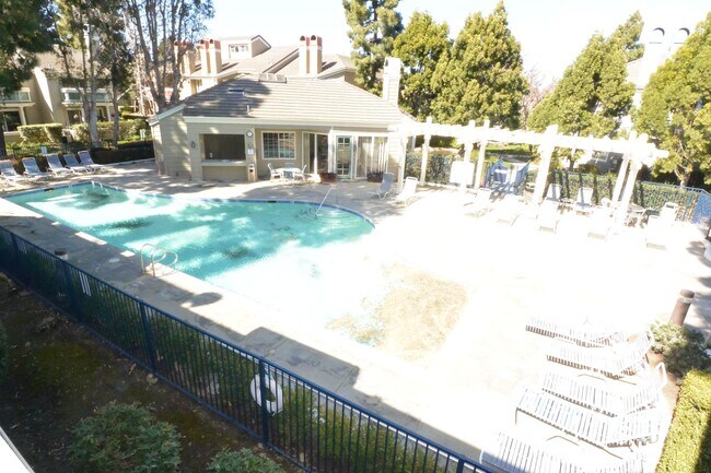 Building Photo - Beautiful Remodeled 2 Bed 2.5 Bath Condo in Pacific Ranch