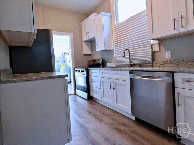 Building Photo - 613 E 38th St