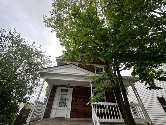 Primary Photo - Beautiful Spacious 1 Bedroom Apt. Lower Un...