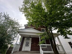 Building Photo - Beautiful Spacious 1 Bedroom Apt. Lower Un...