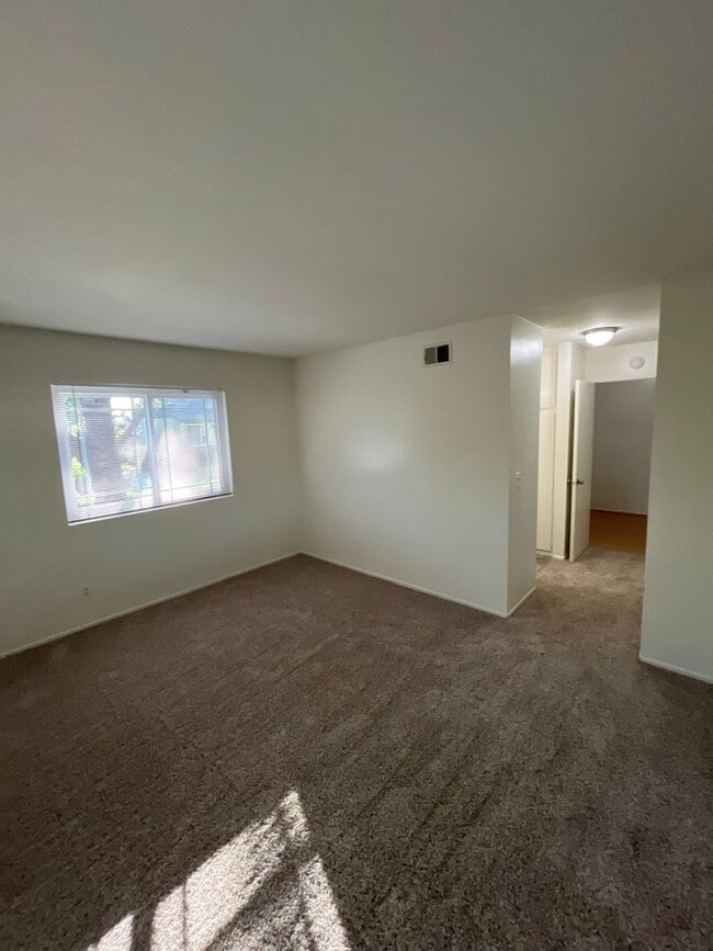 Building Photo - Beautiful 4 Bd Townhouse