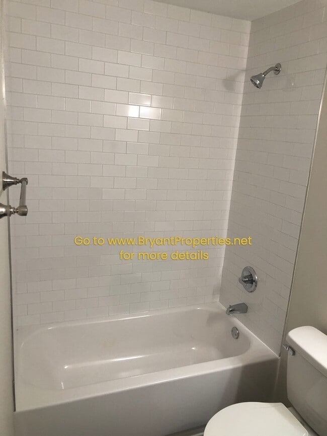 Building Photo - Townhome