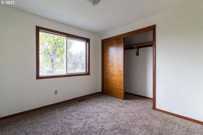 Building Photo - Beautiful Hermiston Home offers a perfect balance of comfort and convenience