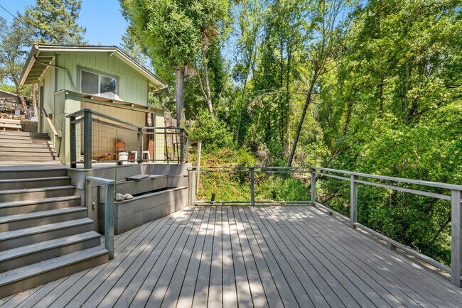 Building Photo - 475 Riverview Dr