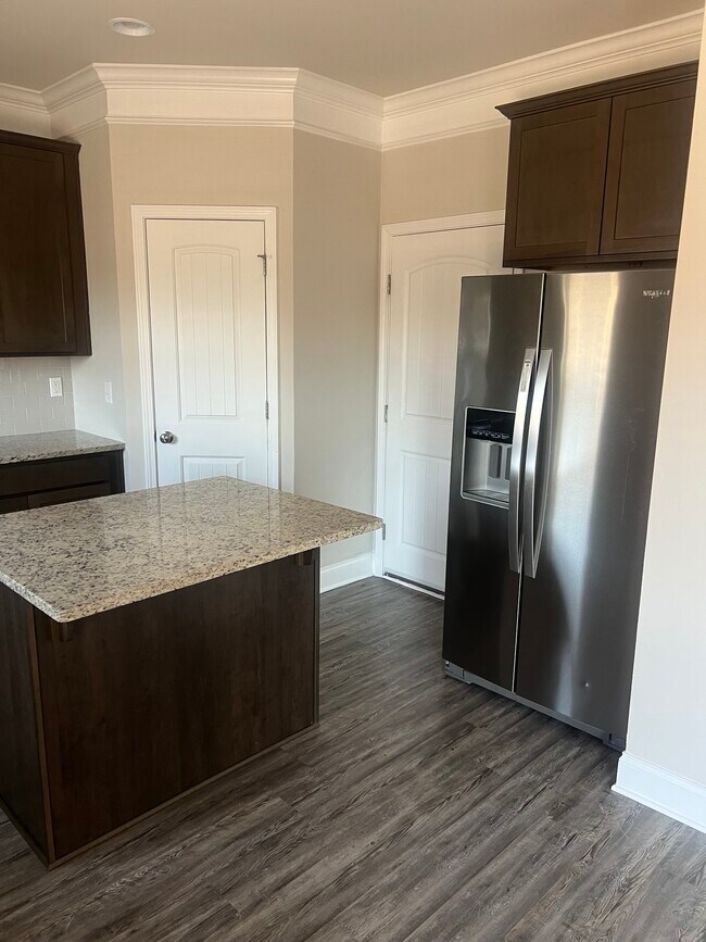 Building Photo - 8223 NW Stone Mill Dr