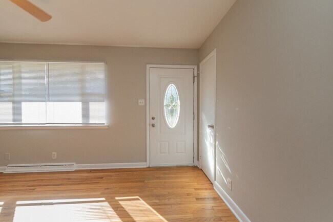 Building Photo - $1,300 - 3 bed/2 bath house for rent in Fl...