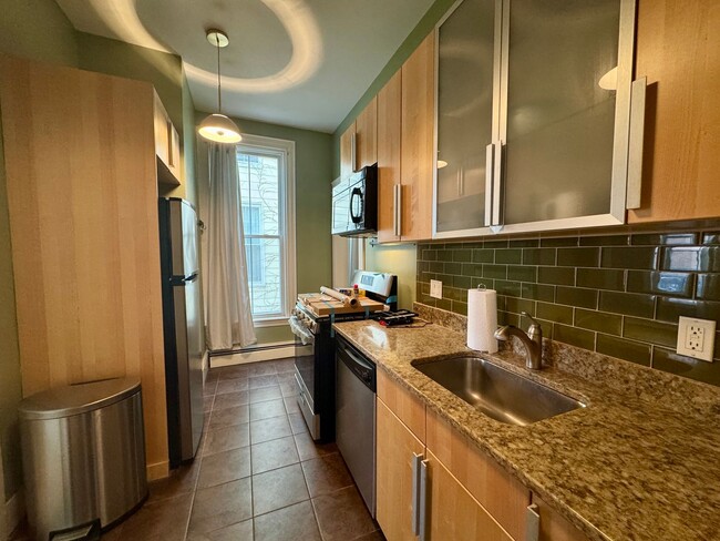 Building Photo - Beautiful 2BD/1BA Portland West End Condo!...