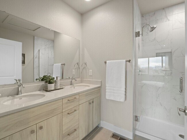 Building Photo - Modern Townhome with Mountain Views in One...