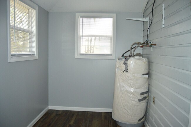 Building Photo - 3 Bedroom 1 Bathroom