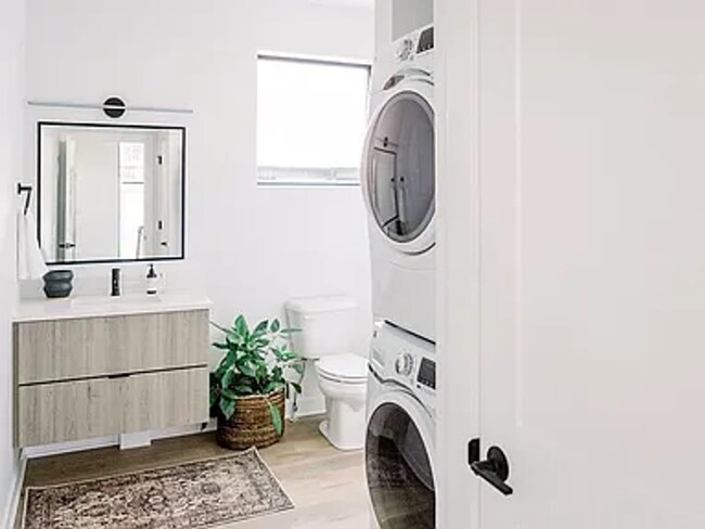 Building Photo - 1345 Keosauqua Way