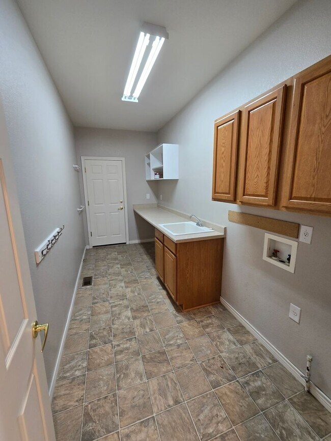 Building Photo - Large 4 bed with study and loft  in Vista Pointe