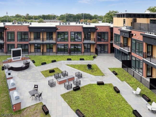 Building Photo - 140 W Webster Ave