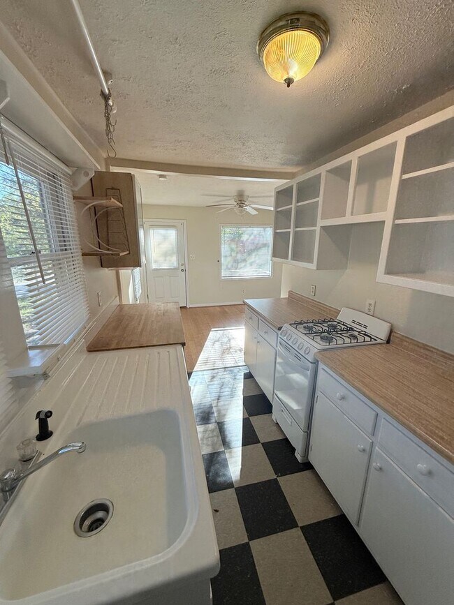 Building Photo - Normaltown Two Bedroom Cottage