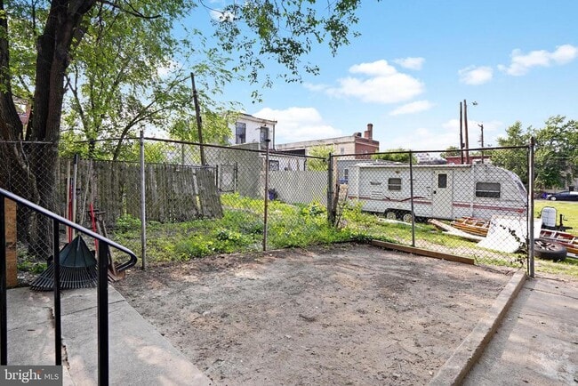 Building Photo - 565 Line St