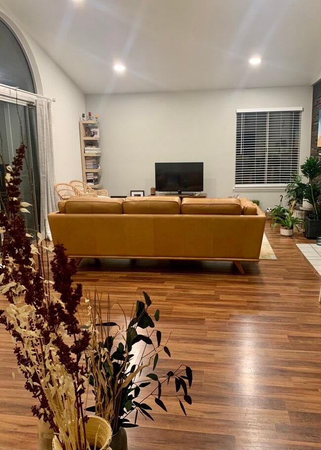 Living/ Dining - 647 Hovey Way