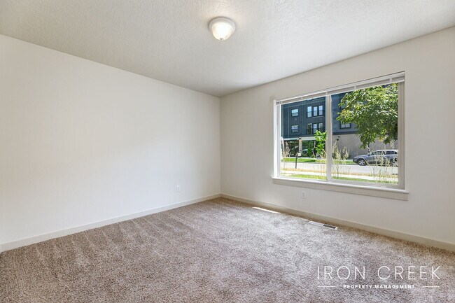 Building Photo - Open Floorplan Townhome with 3 suites