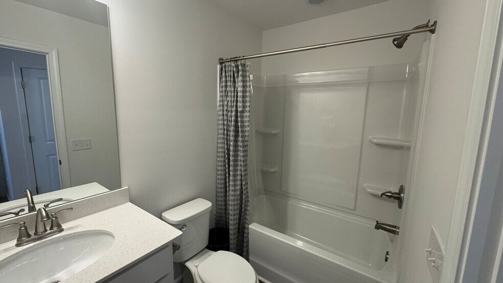 Building Photo - 145 Roxanne Dr