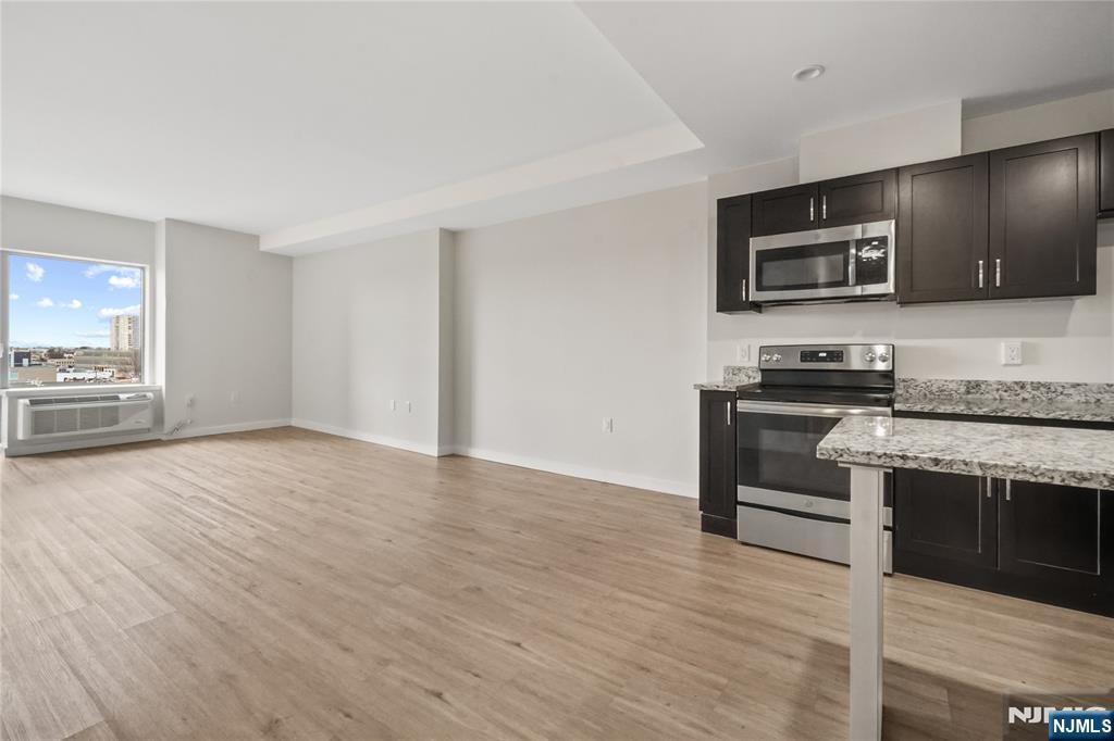 Building Photo - 69 Main St