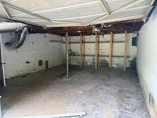 Building Photo - Lovely and Spacious Home in South Nashville - Garage and Fenced in Yard