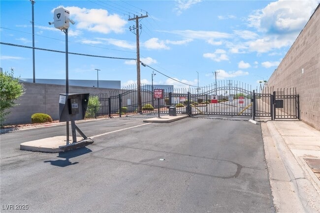 Building Photo - 2692 Matogroso Ln