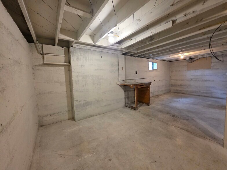 Building Photo - 909 8th St